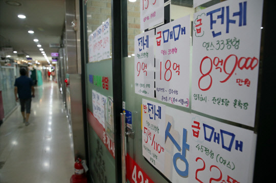 부동산 시장이 다시 과열 양상을 보이자 정부가 집값 불안 조짐을 보이는 수도권 비규제지역 등에 대해 추가 부동산 대책 가능성을 시사하고 있다. 사진은 14일 서울 시내의 한 부동산중개업소 창문에 붙은 매매·전세 가격 안내문.    연합뉴스